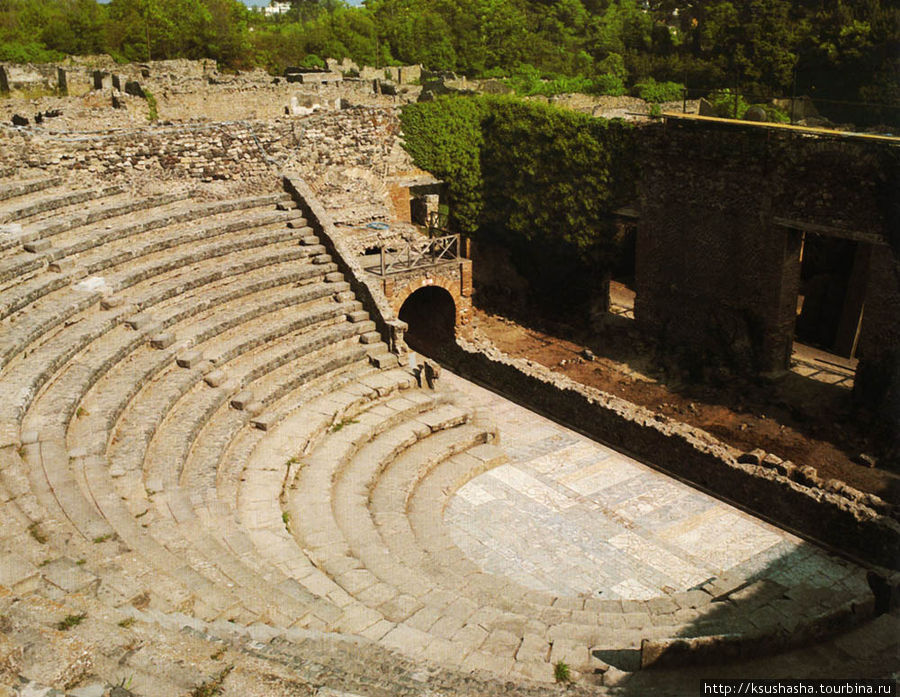 Амфитеатр. Сделан из лавы Помпеи, Италия