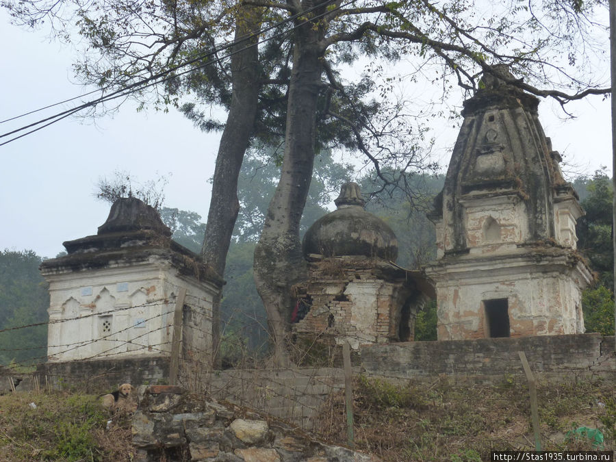Деопатан.  Древние святилища храмового комплекса Пашупатинатх. Катманду, Непал