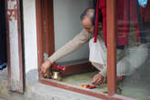 Утро в Непале, люди первым делом выходят на обряд жгут свечи, благовония...