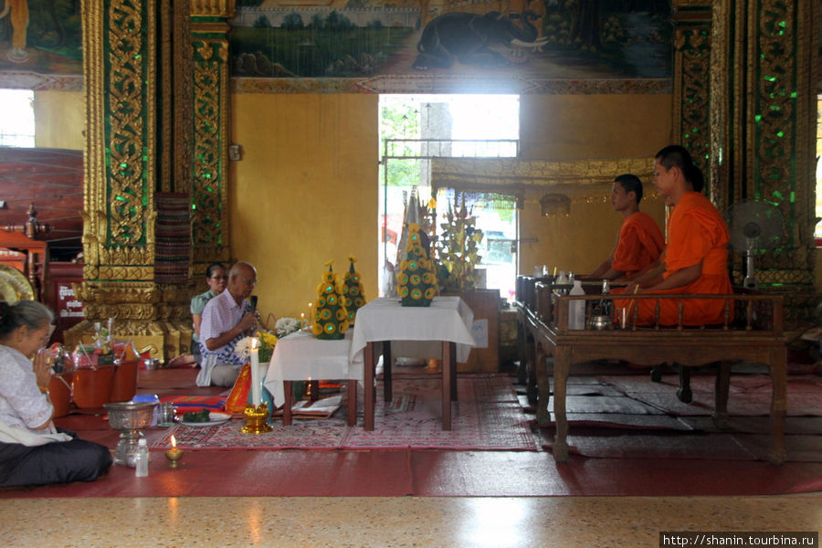 В храме монастыря Ват Си Мыанг Вьентьян, Лаос