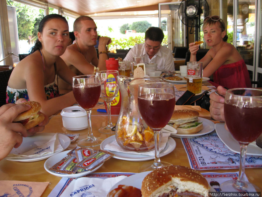 перекусываем в кафе-ресторане Каприччи — слева Серёга с Настей,справа Анжела, посередине Димон (Депутат). Сан-Антонио, остров Ибица, Испания
