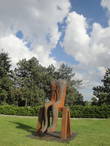 Сидящая фигура, 2010, Магдалена Абаканович, Польша. Скульптура отражает психологическую травму автора — маленькой девочкой Магдалена была вывезена из Польши, и вернулась на Родину только через 20 лет.