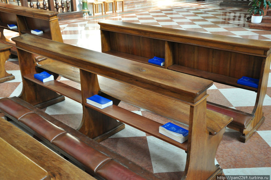 На скамьях спокойно лежат библии. Виченца, Италия