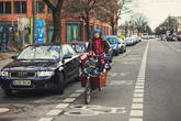 Люди совсем не в восторге, когда их фотографируют. Поэтому действовать надо незаметно и быстро:) Зато какая аккуратная велодорожка!