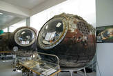 Пилотируемый космический корабль “Восток-6″, в 1963 году он стартовал с первой в мире женщиной-космонавтом (Радулова в этом месте делает кислую мину) — В.В. Терешковой