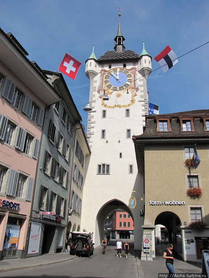 Башня Stadtturm с флагом конфедерации. Баден, Швейцария