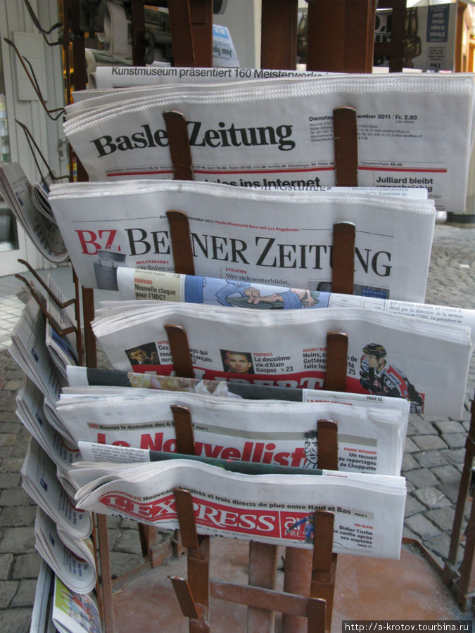 сами газеты у ларька Лозанна, Швейцария
