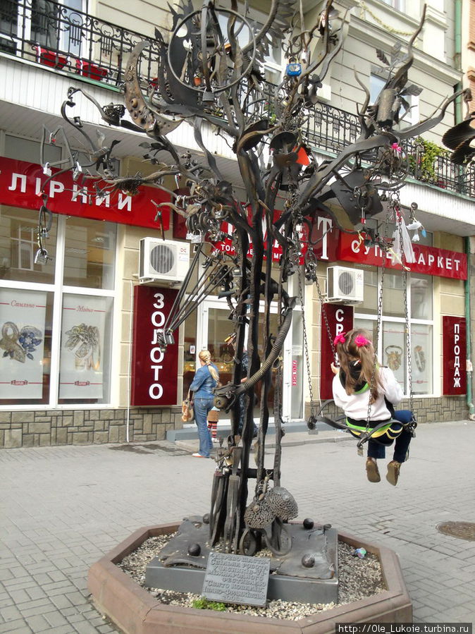 Я так поняла, что к этому дереву ходят молодожены...Центр Ивано-Франковск, Украина