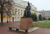 Памятник Добролюбову у драмтеатра. Сам театр как-то выпал из объектива