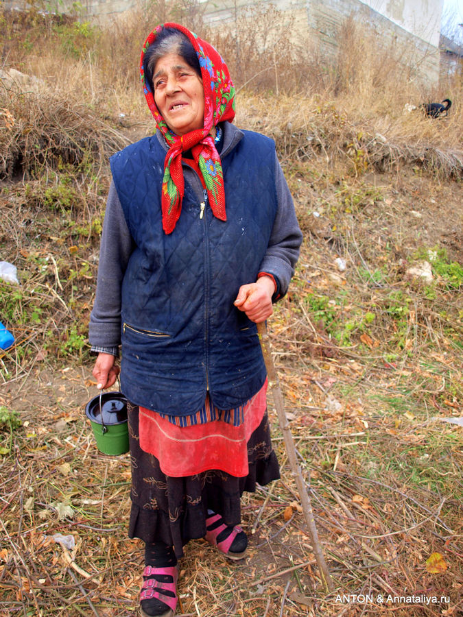 Цыганка Мария. Ухаживает за матерью одного из богатых цыган. Сороки, Молдова