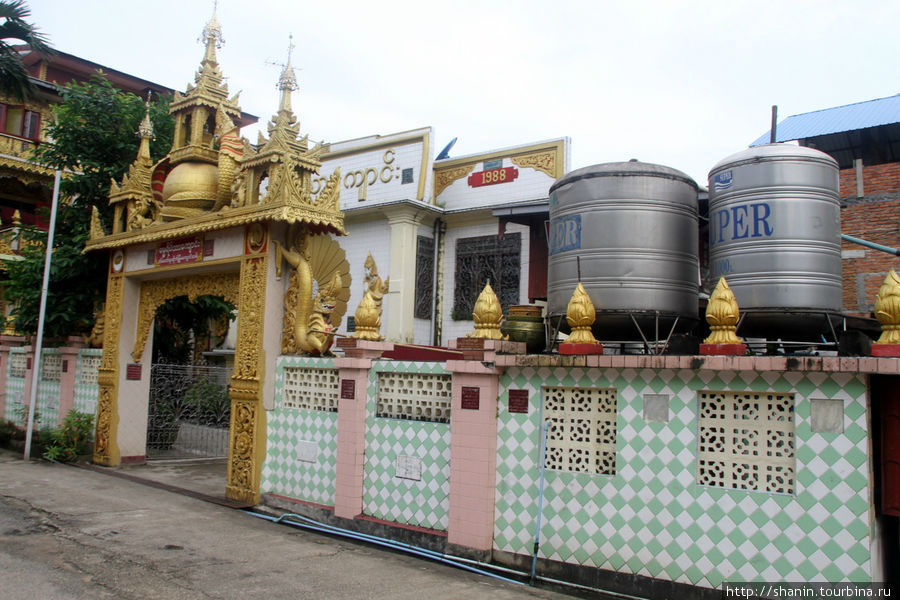 В монастырях тоже приходится устанавливать канистры с водой Янгон, Мьянма