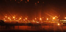 Знакомые красные огни аэропорта Дели.