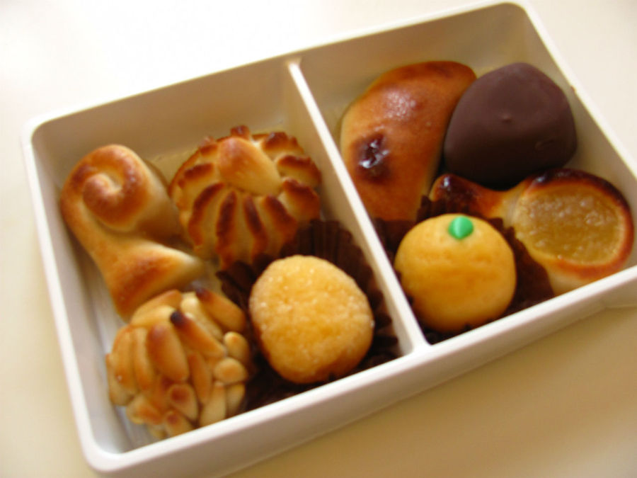 Широко рекламиремый толедский марципан. Так себе (ИМХО). Дорого — это коробочка стоит 7 евро.
Если очень хочется, то самый широкий выбор марципанов в районе площади Сокодовер. Толедо, Испания Широко рекламиремый толедский марципан. Так себе (ИМХО). Дорого — это коробочка стоит 7 евро.
Если очень хочется, то самый широкий выбор марципанов в районе площади Сокодовер. Толедо, Испания