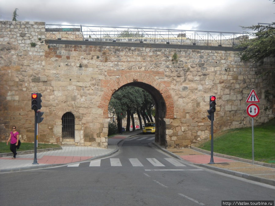 Врата Бургос, Испания