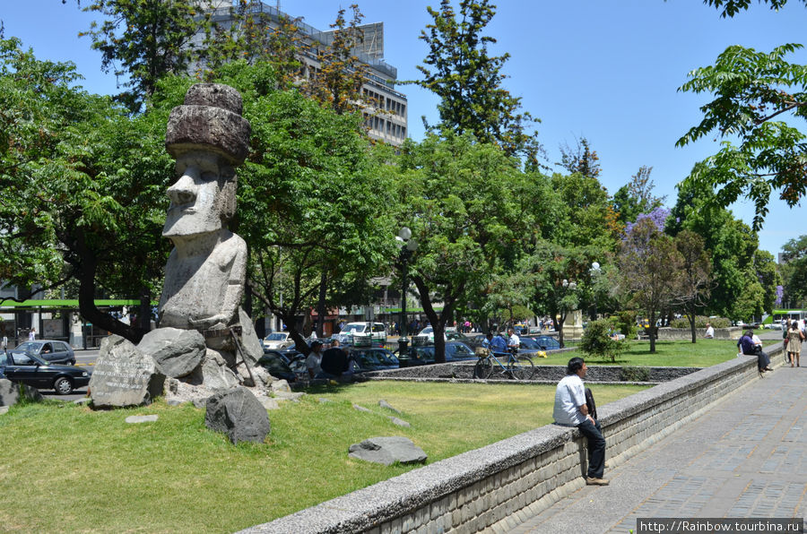 Центральный бульвар Аламеда с копией (или неужели подлинником) статуи с острова Пасха Сантьяго, Чили
