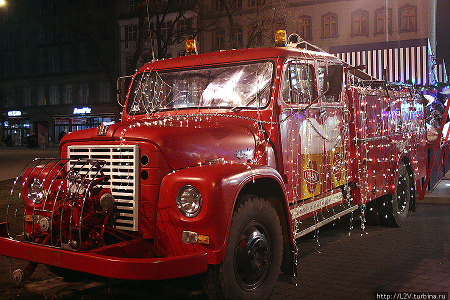 Старая Рига днем и с новогодней подсветкой Рига, Латвия