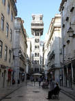 Элевадор-ди-Санта-Жушта или, иначе, Элевадор-ду-Карму — лифтовый подъёмник в Лиссабоне, действует для помощи пешеходам в преодолении крутого склона с 1902 года, связывая улицу Руа-ду-Ору (внизу) с площадью Ларгу-ду-Карму (вверху). Соединяет низинный район Байша и высокий Шиаду.

Автор проекта — Раул Межньер ди Понсард. В 2002 году данный объект был признан памятником национального значения.

Сооружение подъёмника выполнено из чугуна, фасады сооружения декорированы в неоготическом стиле. Высота сооружения — 45 м, высота между связываемыми уровнями — 32 м.