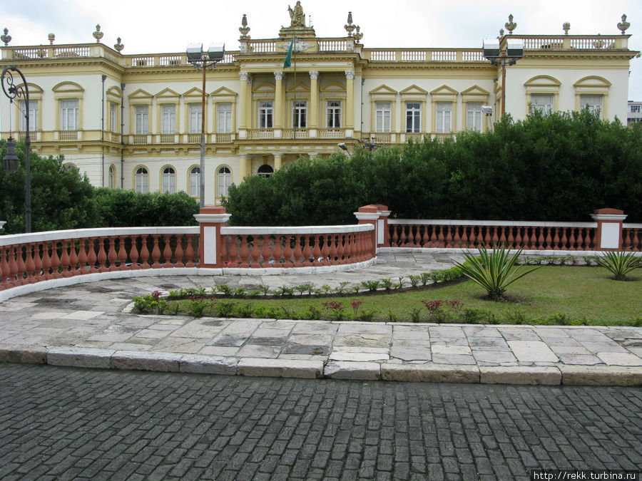 На площади находится и колониальный дворец, где сидело правительство штата. Манаус, Бразилия