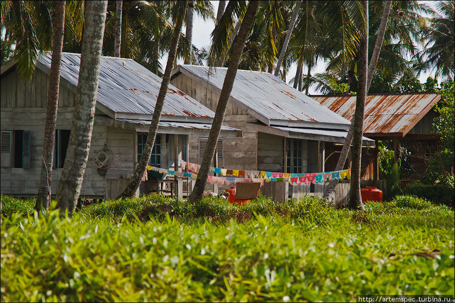 А так выглядит жилье современнных робинзонов — семейство рыбаков облюбовало одно из старых бунгало. Суматра, Индонезия