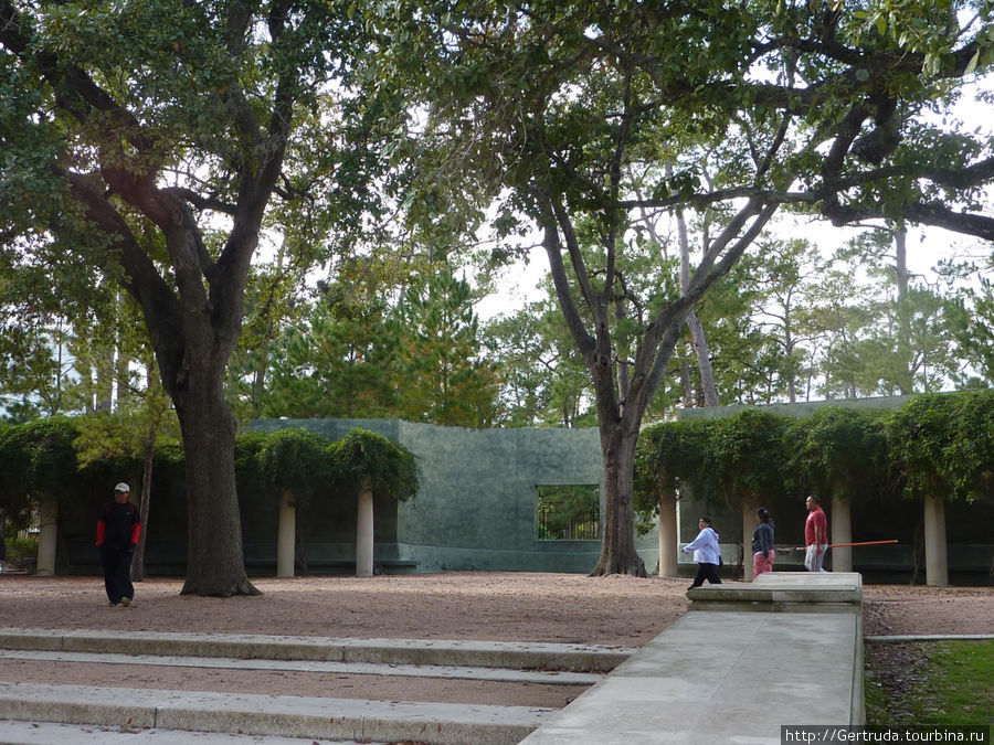 Стена, отделяющая Японский сад от парка Херманна Хьюстон, CША
