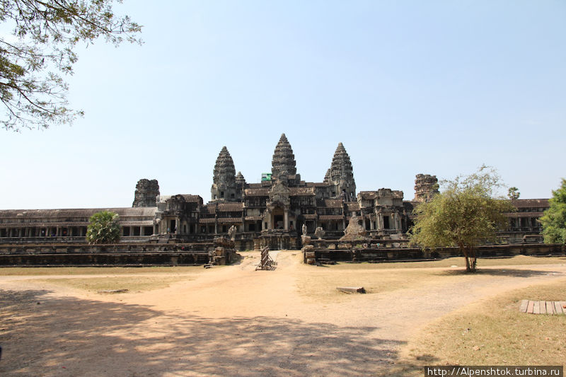 Башни Ангкор Вата — это неразкрывшиеся бутоны лотосов. Восточный вход. Камбоджа