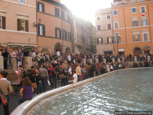 Народу, по обычным для этого места меркам, почти никого — ну, человек 200-300, это сравнительно с летней толпой пусто Рим, Италия