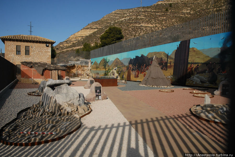 Во дворе Музея Мекиненса Во дворе Музея Мекиненса