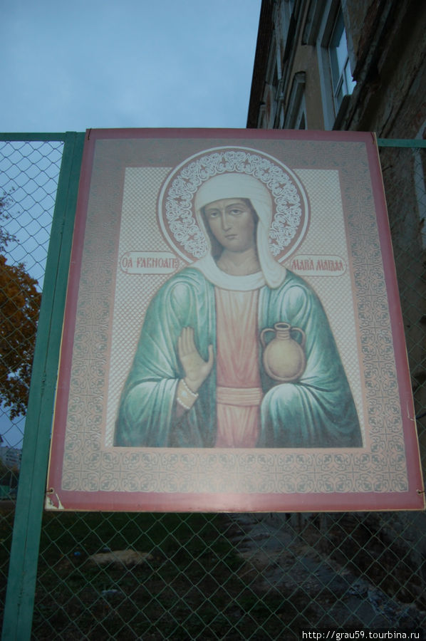 Лик Марии-Магдалины перед входом в церковь Саратов, Россия