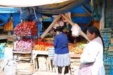 Жизнь на рынке идет своим чередом Каждый занят своим делом
Перу, рынок в Куско, февраль 2012 года