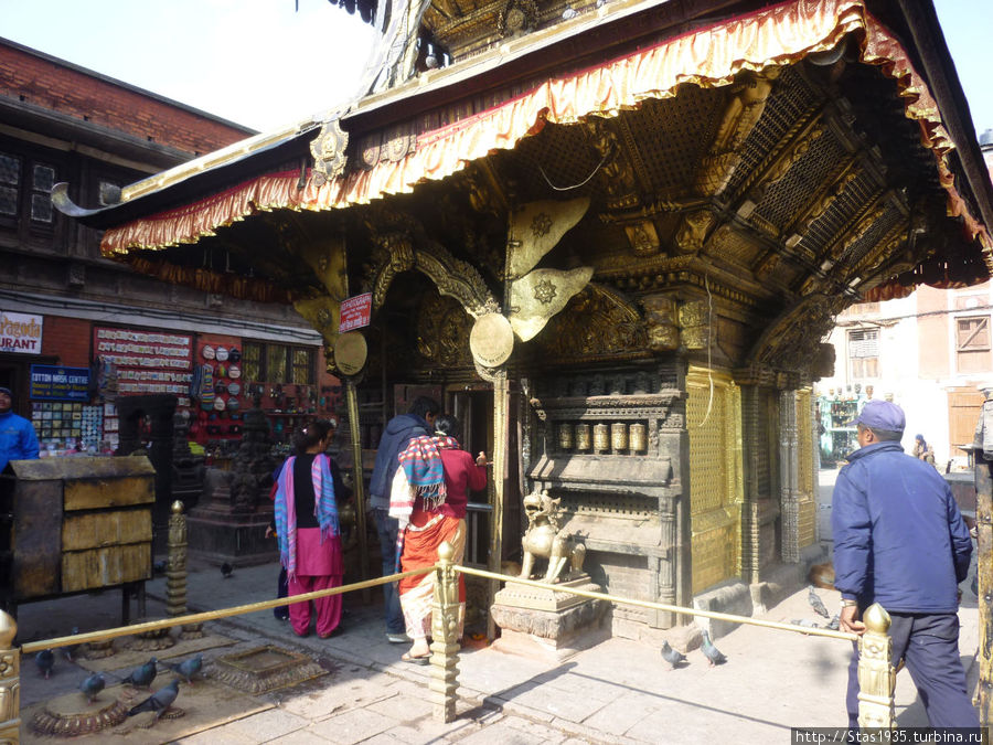 Катманду. Храмовый комплекс Сваямбунатх. Храм богини Харати. Катманду, Непал