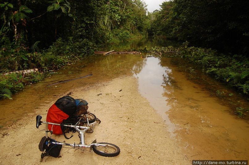 Несколько километров сухой дороги между затопленными участками Папуа-Новая Гвинея