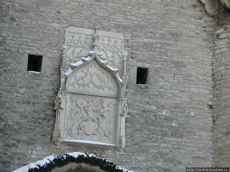 Доломитовая плита с гербом города и датой окончания постройки Таллин, Эстония