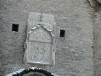 Доломитовая плита с гербом города и датой окончания постройки