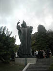 Памятник и свадьба рядом с ним; если приглядеться, можно заметить, как натёрт палец ноги у статуи