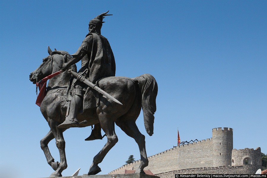 Памятник албанскому герою Скандербергу на фоне замка. Скопье, Северная Македония