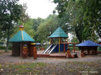 В парке построен деревянный городок в псевдорусском стиле.