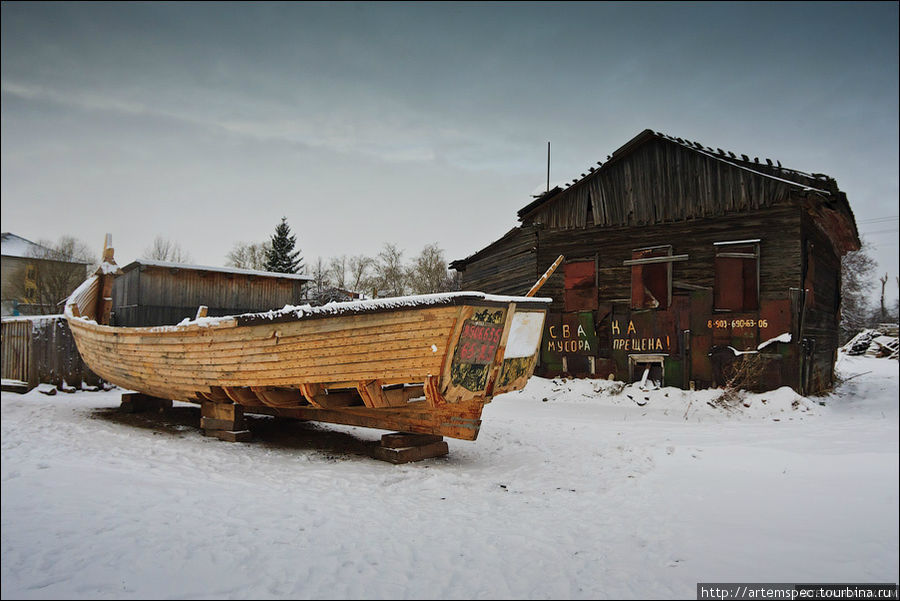 Заброшенный дом и недостроенная лодка на его фоне. Ростов, Россия