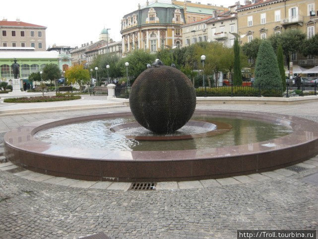 Странного вида фонтан на театральной площади Риека, Хорватия