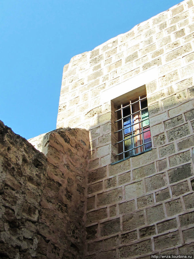 Витражи в окне мужского монастыря. Яффо, Израиль