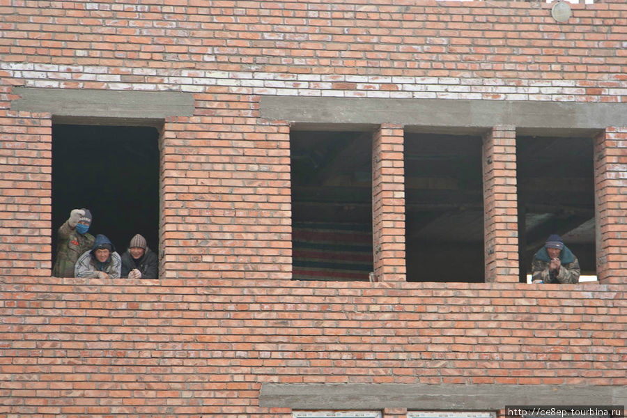 Рабочие строят что-то из аж трех этажей Улэгэй, Монголия
