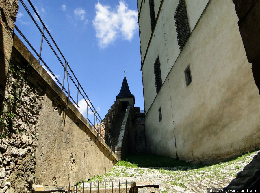 Возрожденный замок Карлштейн, Чехия