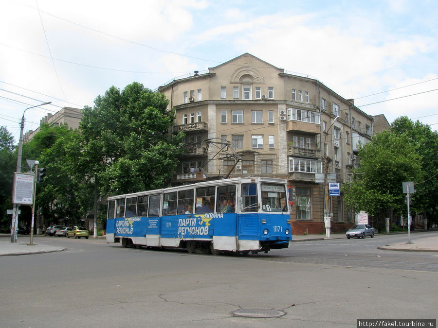 Трамвай 71-605 пересекает проспект Ленина Николаев, Украина