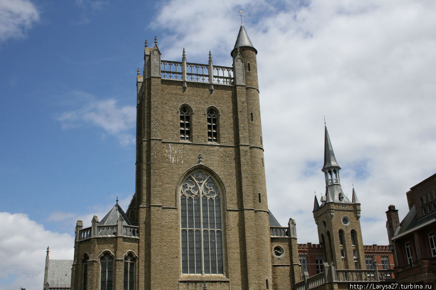 Церковь обители урсулинок в нео-готическом стиле, 1909-1912 г.г., архитектор Eduard Careels Синт-Кателейне-Вавер, Бельгия