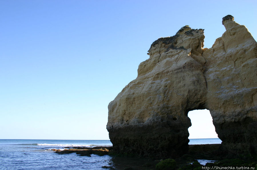 Прибрежные скалы не только  прекрасны, но и опасны из-за вероятных обрушений. Авторство фотографии принадлежит мой подруге Татьяне Шершневой. Регион Алгарве, Португалия