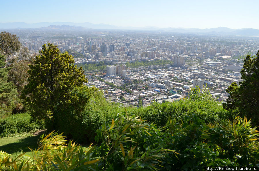 Вид на столицу  с холма парка Сантьяго, Чили