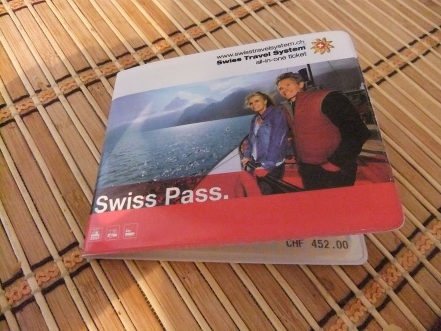сам проездной Swiss Pass похож на российский ж/д билет и вставляется в удобную пластиковую обложку Швейцария
