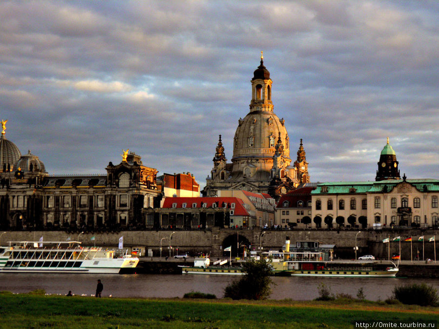 Самые лучшие фотографии исторической части Дрездена получаются, если фотографировать с противоположного берега. Дрезден, Германия