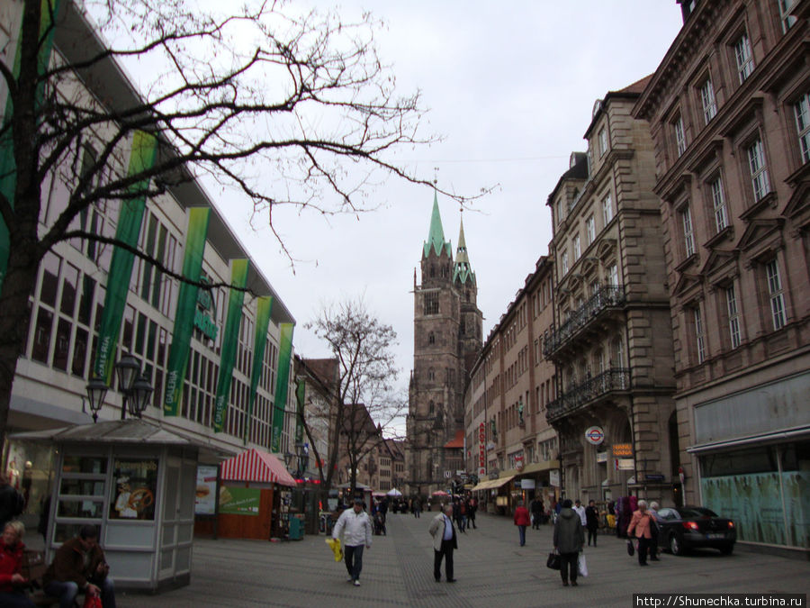 В перспективе улицы церковь Святого Лаврентия Нюрнберг, Германия