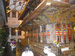В этом деревяном храме внутри храма, и хранится Зуб Будды.