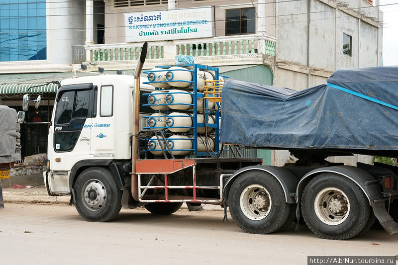 Большая часть грузовиков на границе с газовыми двигателями. В Камбодже таких нет. Камбоджа